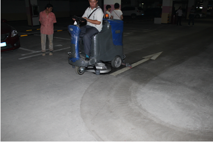 萬(wàn)盛隆技術(shù)人員在停車(chē)場(chǎng)現(xiàn)場(chǎng)培訓(xùn)